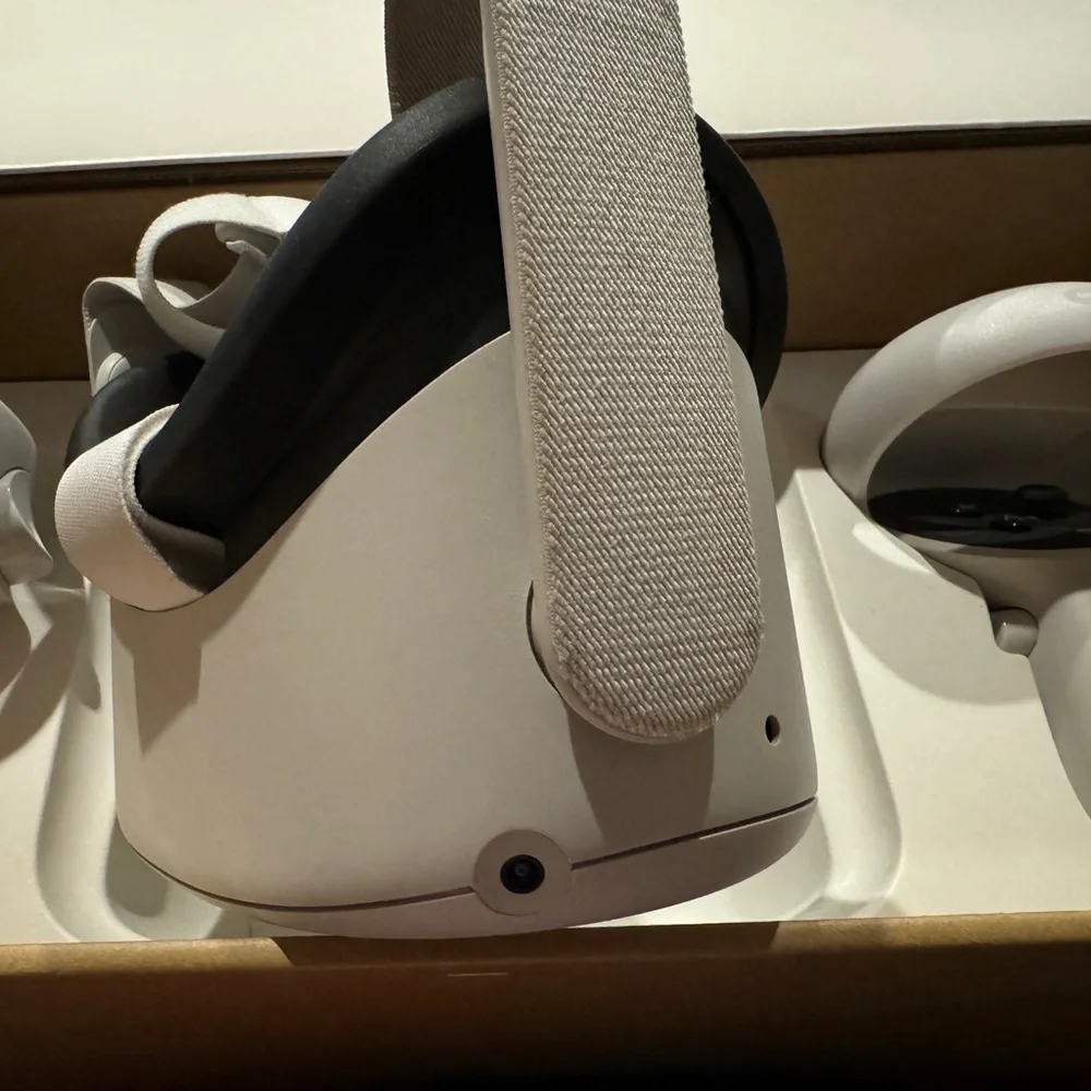 I am selling a oculus quest 2 only used 5 times no scratches or dents